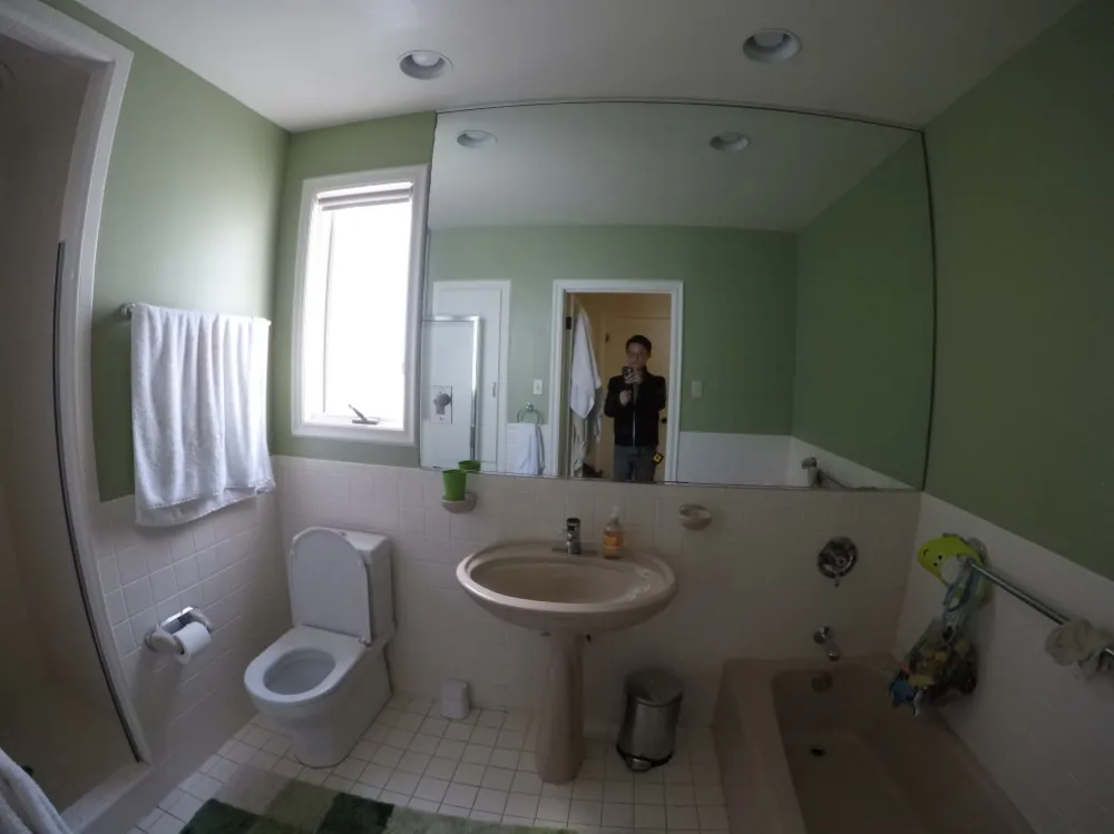 baños minimalistas modernos en una residencia tradicional