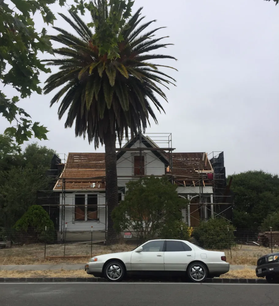 Harmanlanmış Aile İçin Yeniden Modellenen Tarihi California Victorian