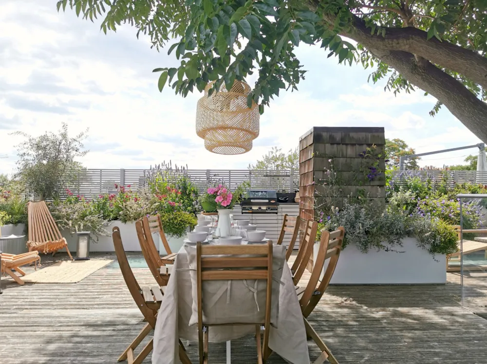 Strom nebes rámuje jídelní kout.