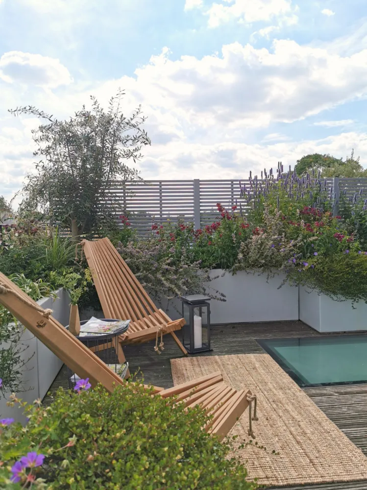 Intimní sedací zóna obklopená přírodní výsadbou.