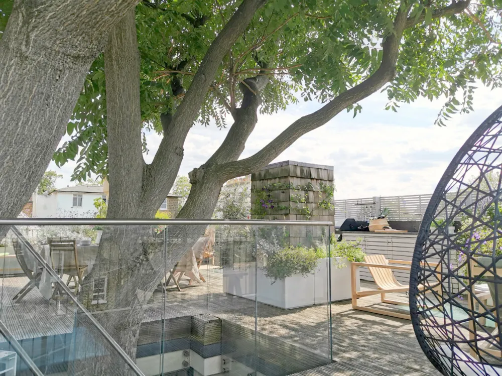 Ústředním bodem je dramatický Nebeský strom.