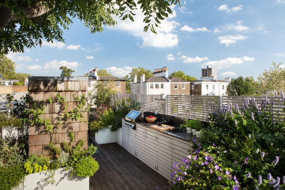 Kuchyně je vhodně umístěna naproti němému číšníkovi, který je oblečený