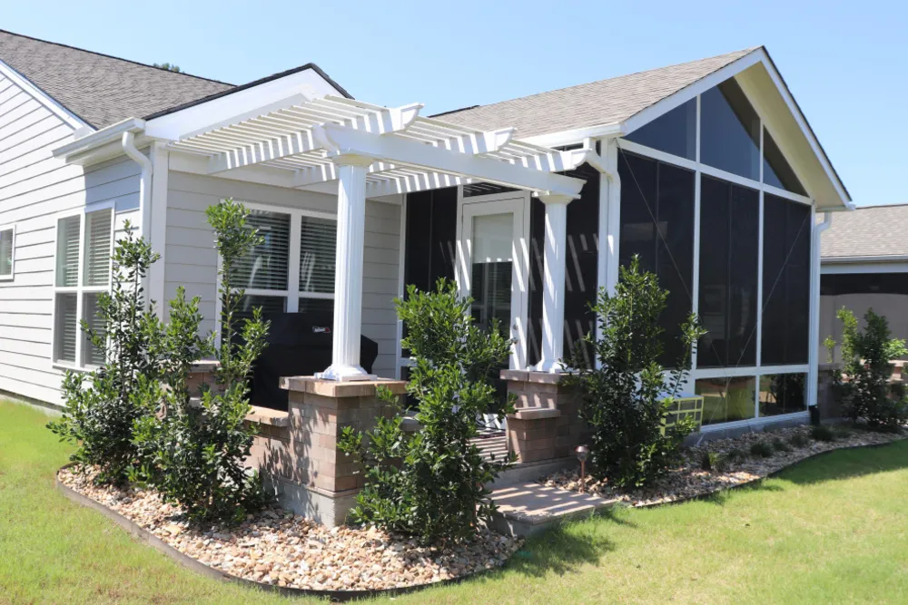 Виниловая ограда с внутренним двориком из брусчатки и перголой (белый цвет)