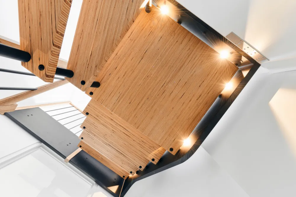 BauBuche und Rohstahleffekt mit passendem Esstisch und Sitzbank