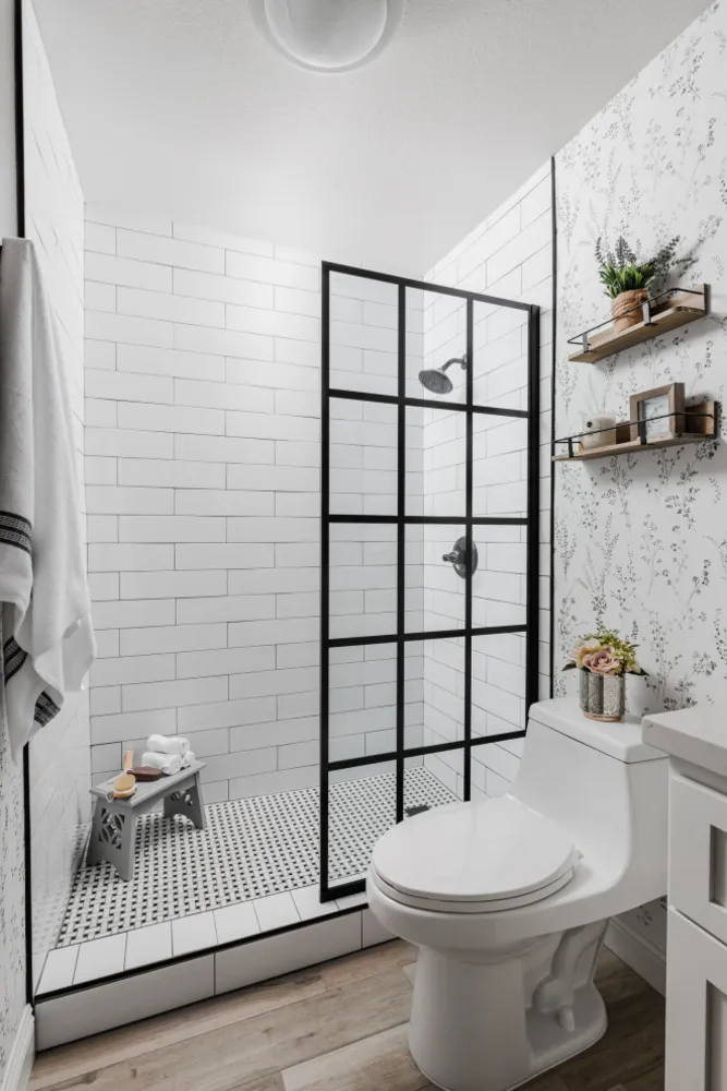 Mustavalkoinen kylpyhuone