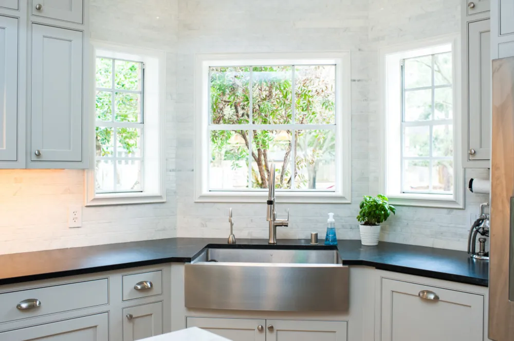 Rauhallinen ja kerätty helmikeittiö