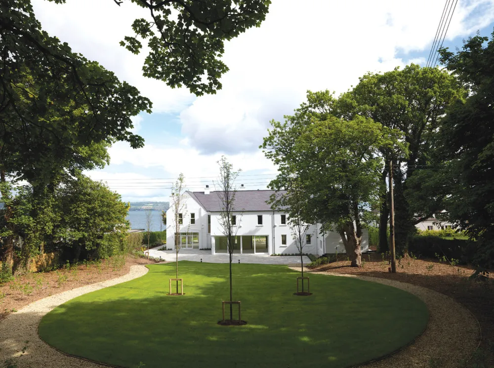 Kusthus i New England-stil med omfattande fönster mot havet