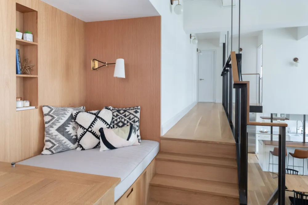 Комбінація дуплексу Upper West Side - куток для читання та коридор