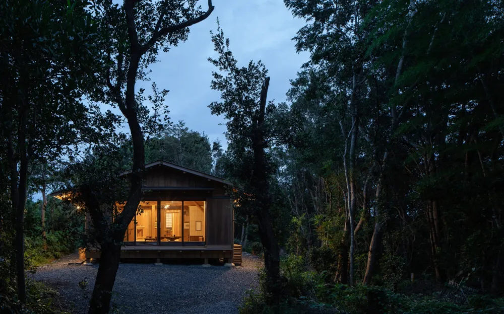 いかだ丸太の家／幻想的な夜