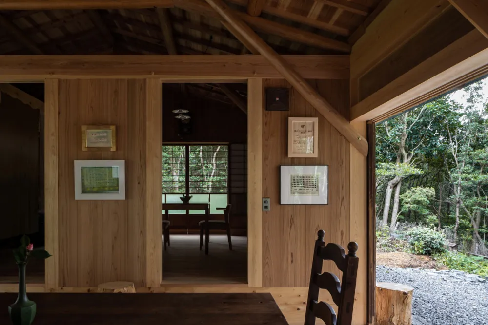 いかだ丸太の家／木のピクチャーウォール