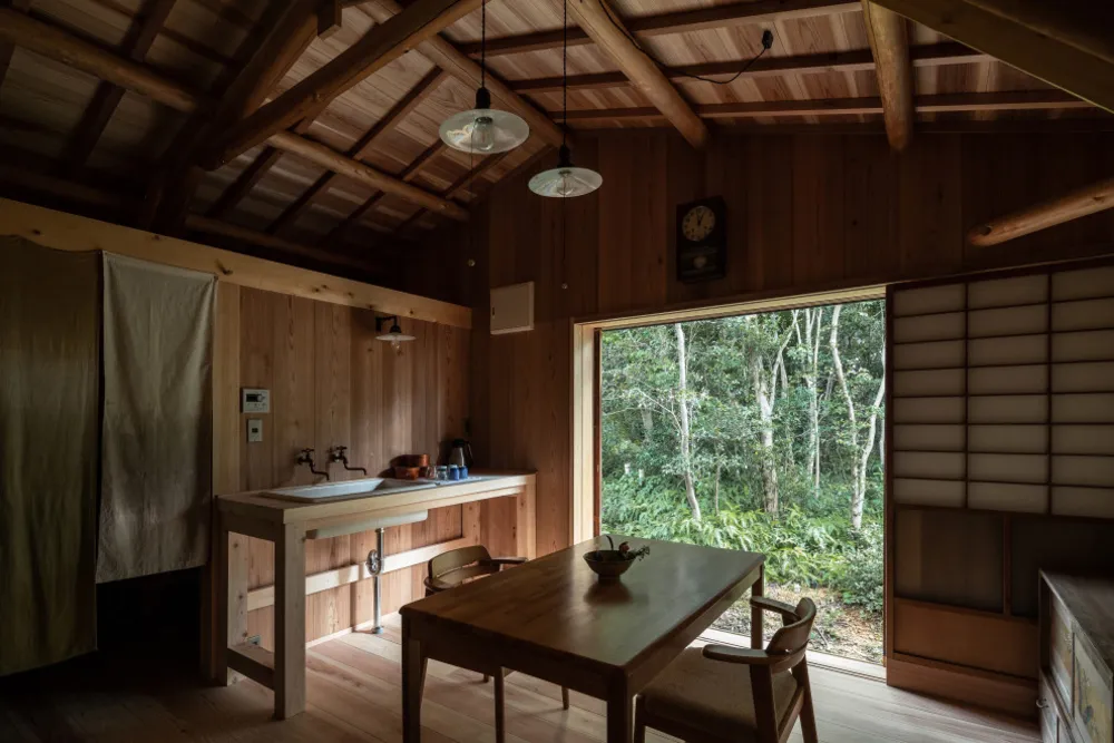 いかだ丸太の家／台所と森の木々