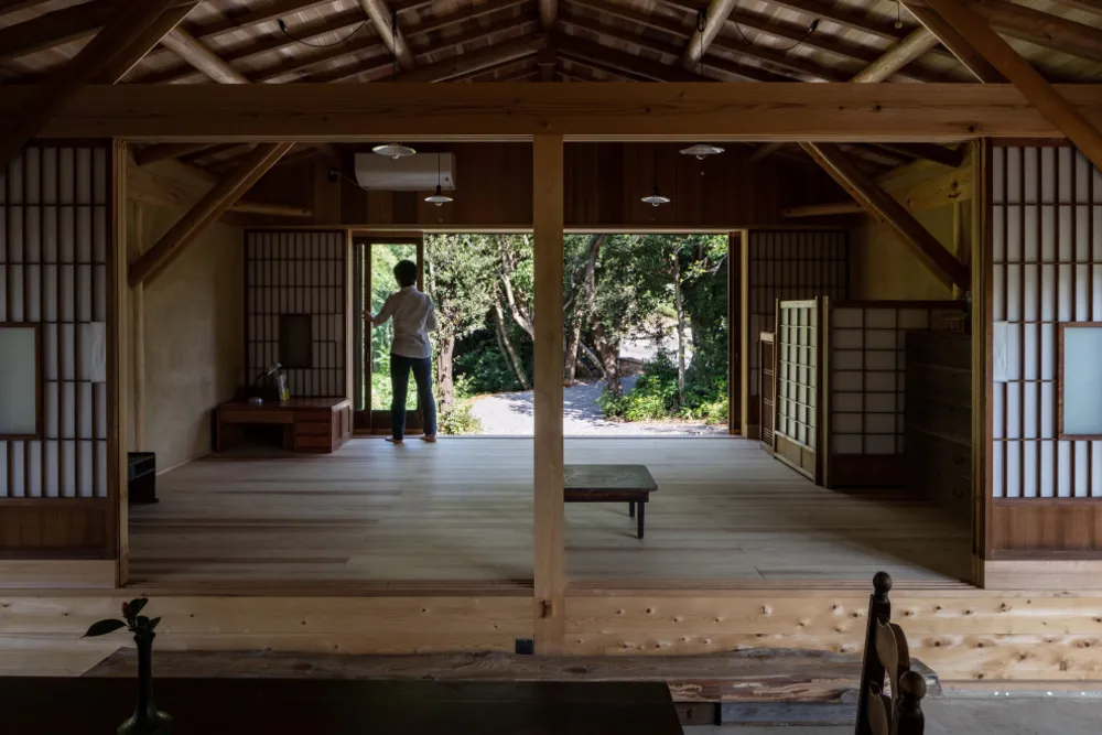 いかだ丸太の家／12帖の板間