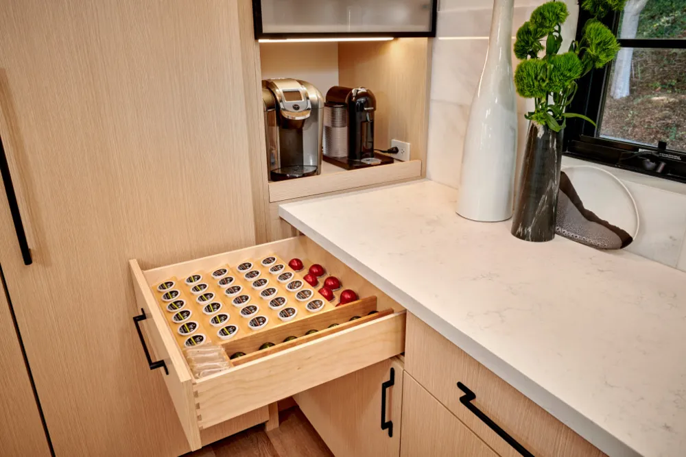 Kodin remontti modernilla taiteellisella heijastuksella