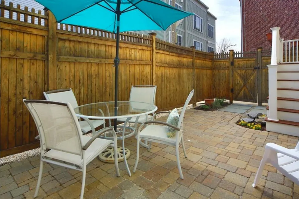 Ugens gårdhave: Designer's Cozy Retreat in a Side Yard