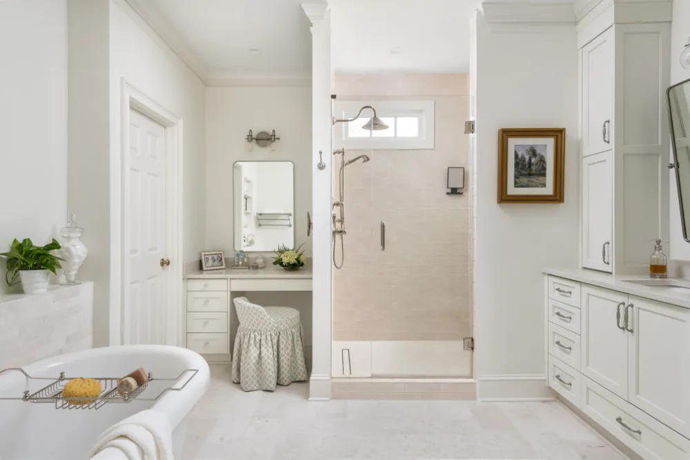 Elegant traditionelt masterbadeværelse