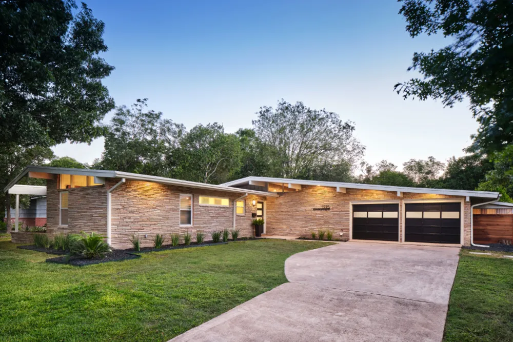 Projekt Kenilworth – nowoczesna przebudowa całego domu z połowy wieku