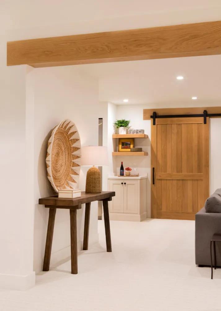 Afgewerkte kelderwijnbar en schuurdeur