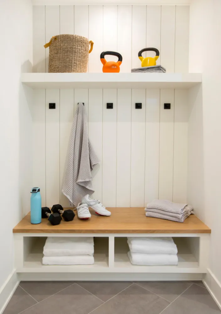 Afgewerkte badkamer in de kleedkamer in de kelder