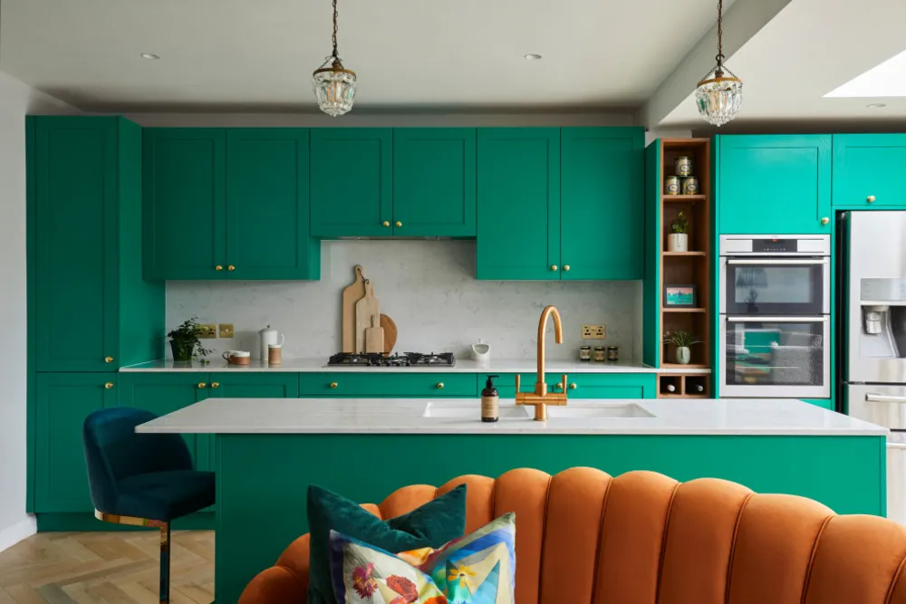 Cucina verde smeraldo nella casa londinese degli anni '30