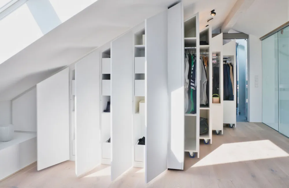 Kombinasjon aus Klapptüren und Ausziehschränken