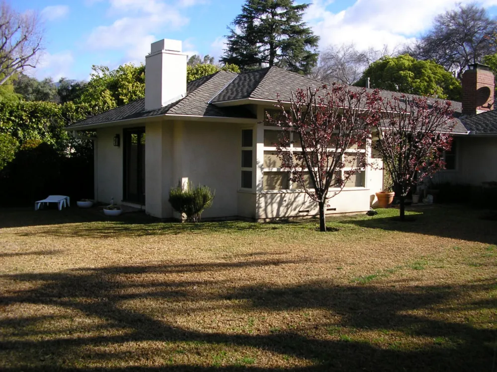 Oanvänd, vidsträckt gräsmatta