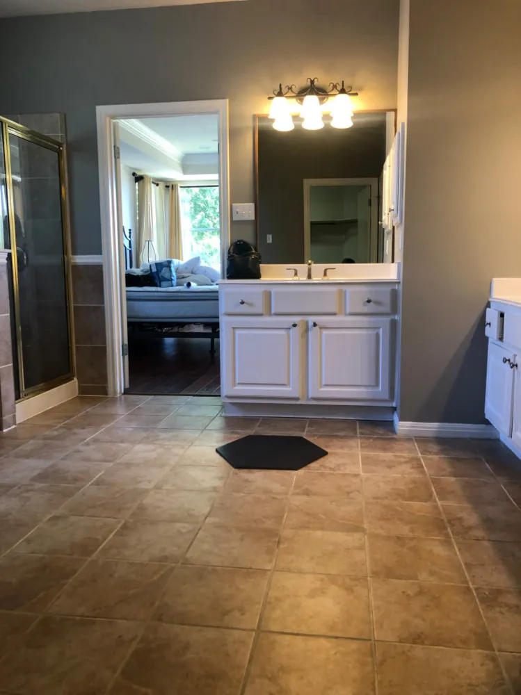 Viikon kylpyhuone: suuri, rohkea muotoilu Austin Master Bathille