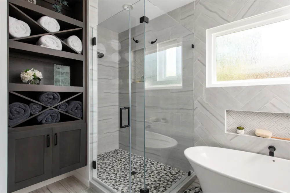 Begehbare Dusche mit Porzellanfliesen und Kieselboden