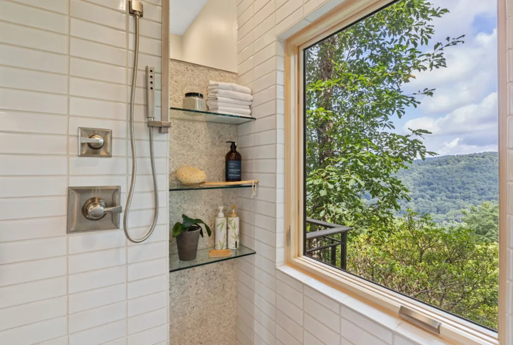 Spa-badrum på bergstoppen