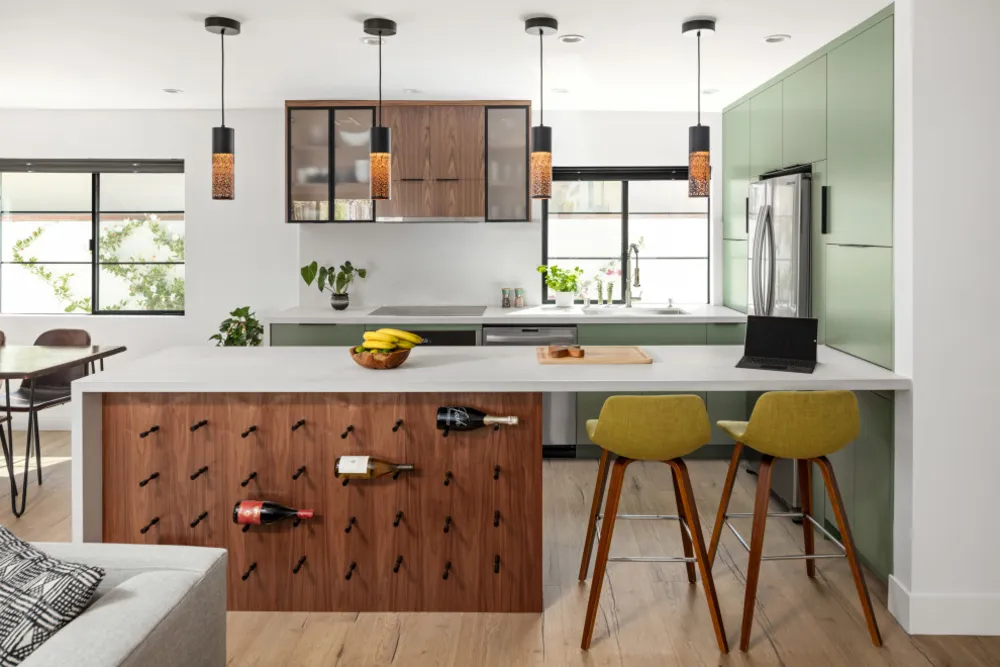 Europeiskt modernt möter Burbank bondgårdsbungalow.