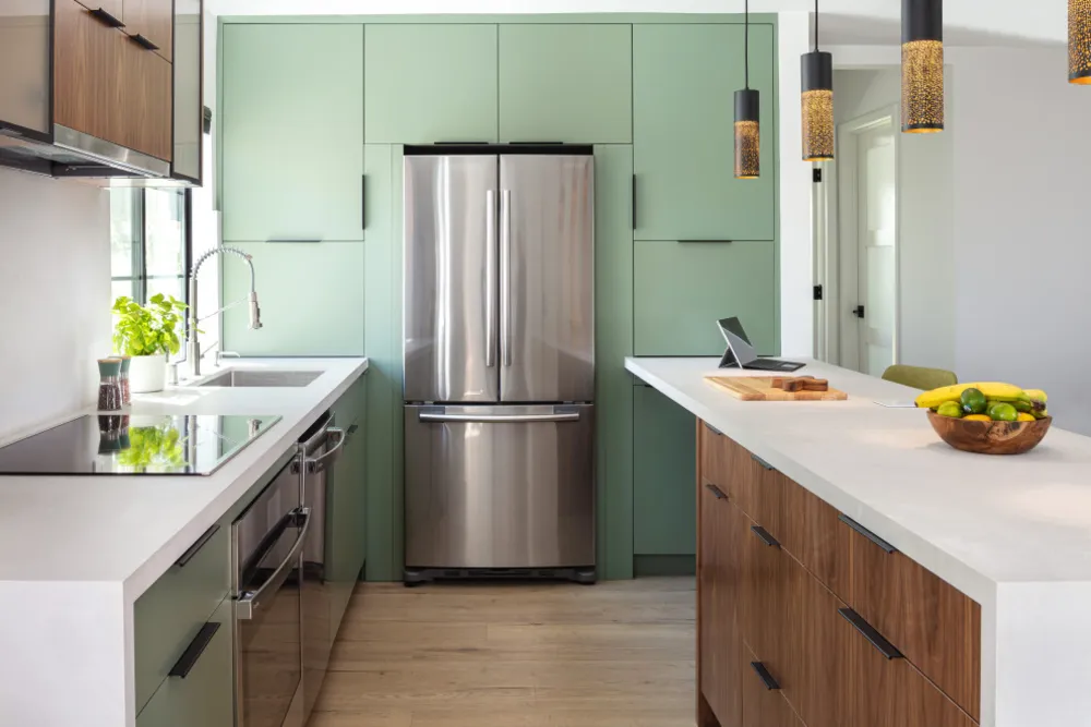 Eurooppalainen moderni kohtaa Burbankin maalaistalon bungalowin.