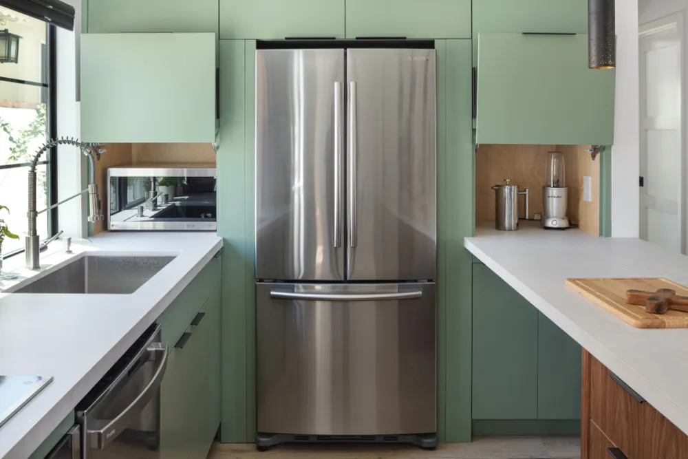 Europeiskt modernt möter Burbank bondgårdsbungalow.