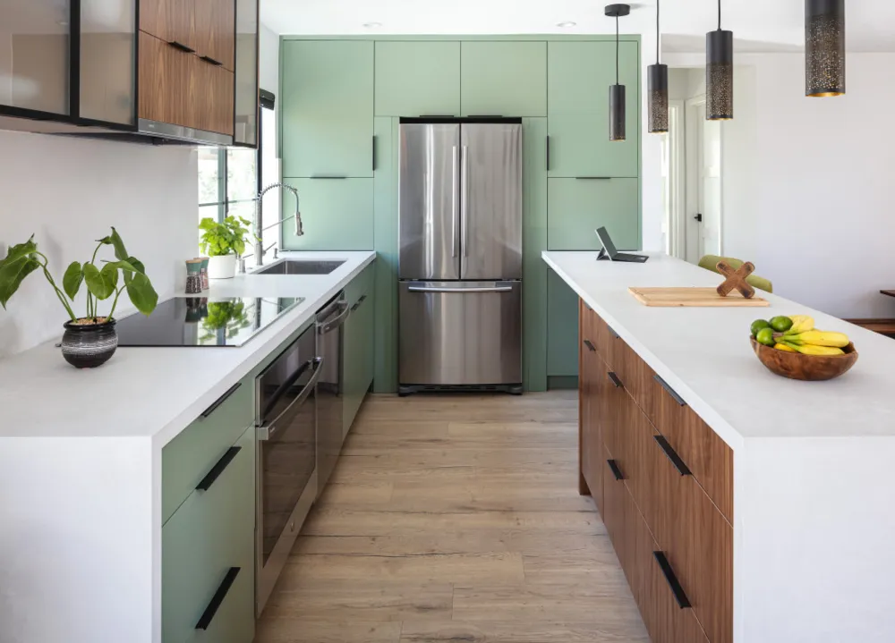 Europeiskt modernt möter Burbank bondgårdsbungalow.