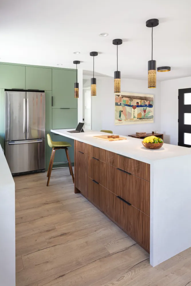 Europeiskt modernt möter Burbank bondgårdsbungalow.