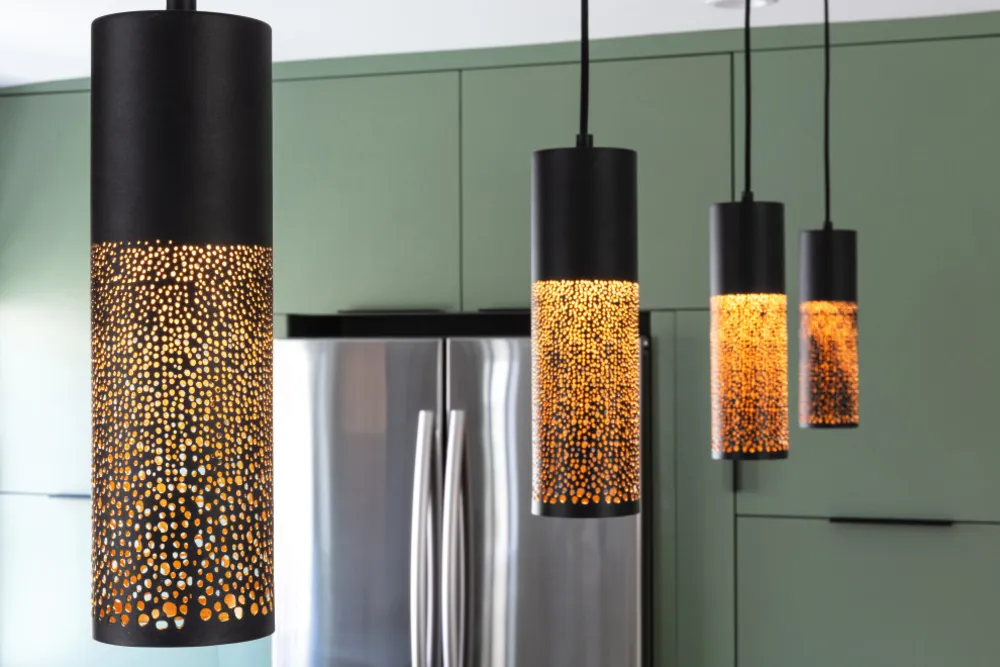 Europeiskt modernt möter Burbank bondgårdsbungalow.