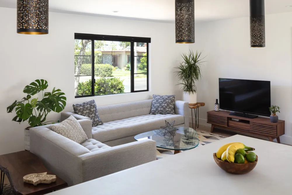 Europeiskt modernt möter Burbank bondgårdsbungalow.