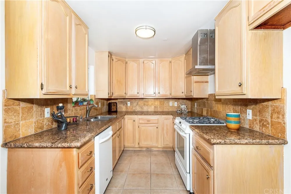 Europeiskt modernt möter Burbank bondgårdsbungalow.