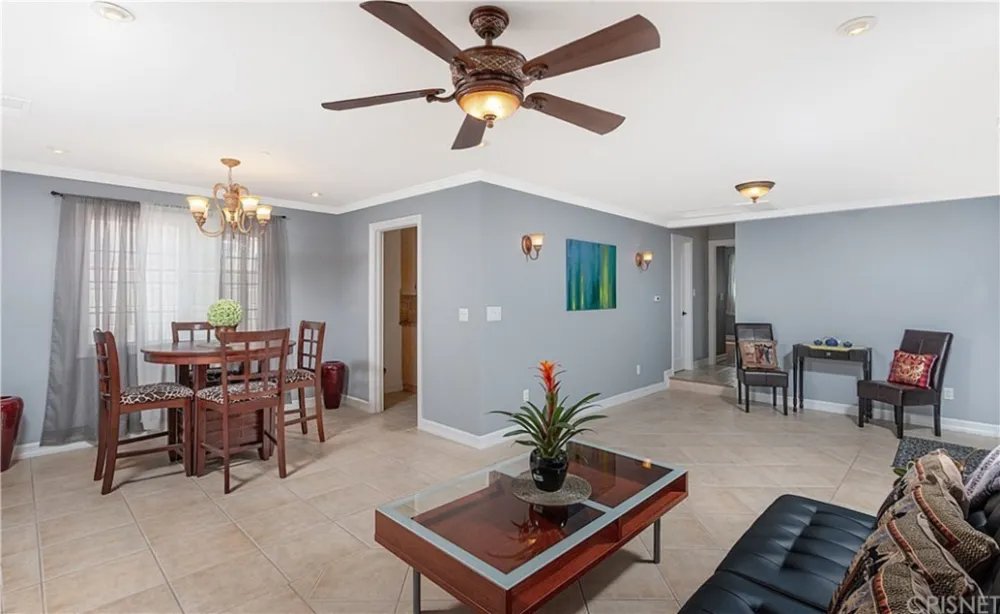 Europeiskt modernt möter Burbank bondgårdsbungalow.