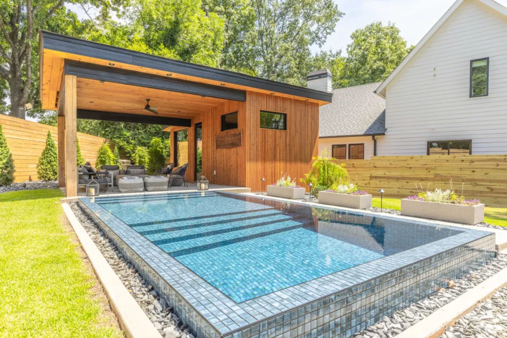 Городская засыпка с оазисом на заднем дворе