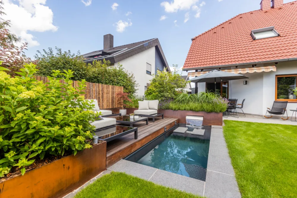 Hausgarten mit Wasserbecken & Lounge 2020