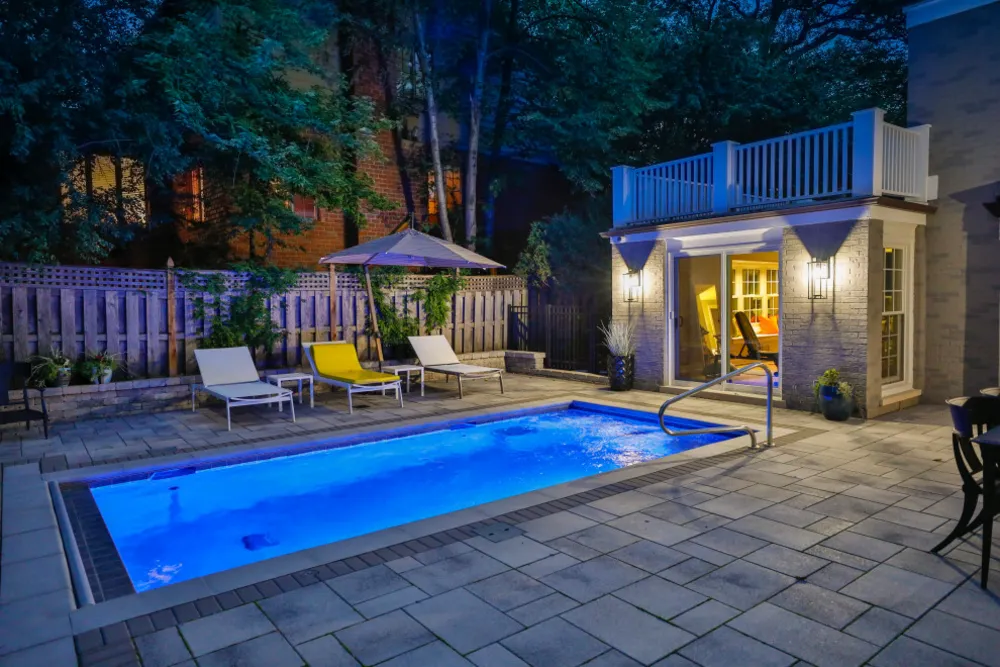 Hinsdale, IL Kompakt retlinet swimmingpool med automatisk poolafdækning