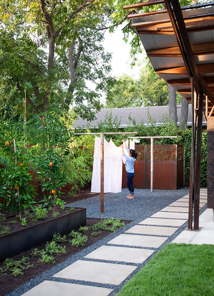 Hyde Park Getaway - Path & Garden