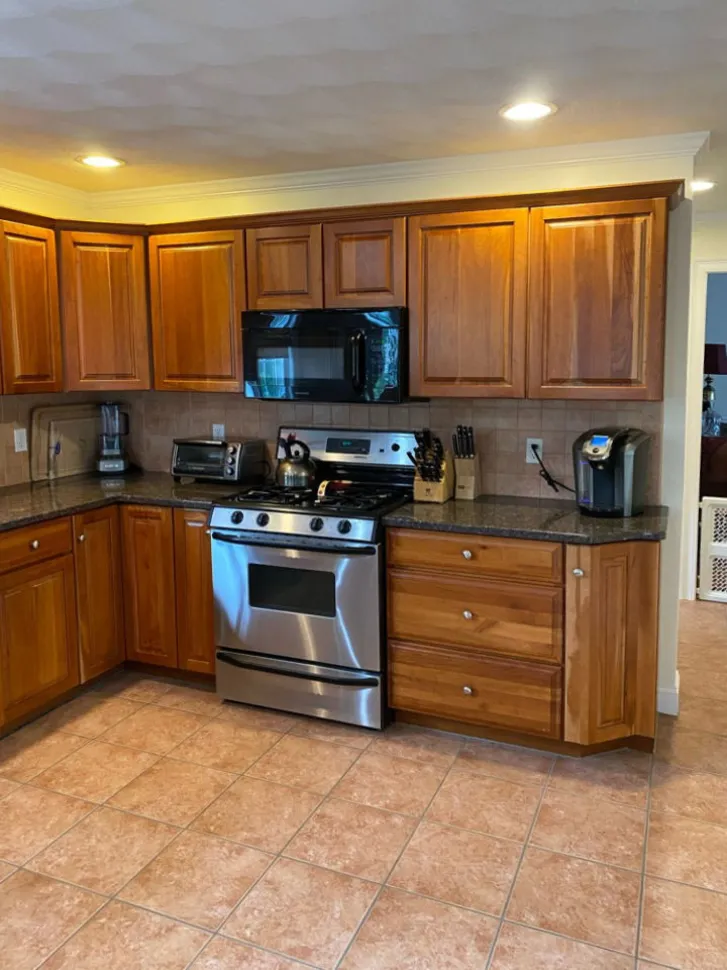 Foto del antes: remodelación elegante de la cocina en blanco y negro