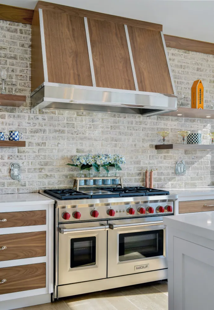 Una cocina y baño de transición frente al mar en la costa norte de Long Island