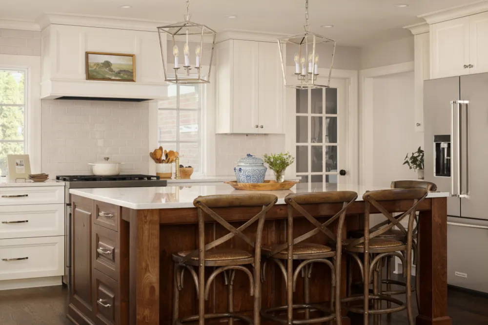 Viehättävä perinteinen keittiöremontti
