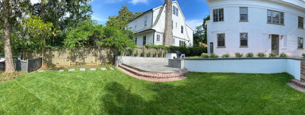 Patio tygodnia: otaczający taras z widokiem na katedrę