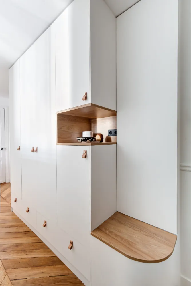 Un appartement moderne et graphique aux tonalités naturelles