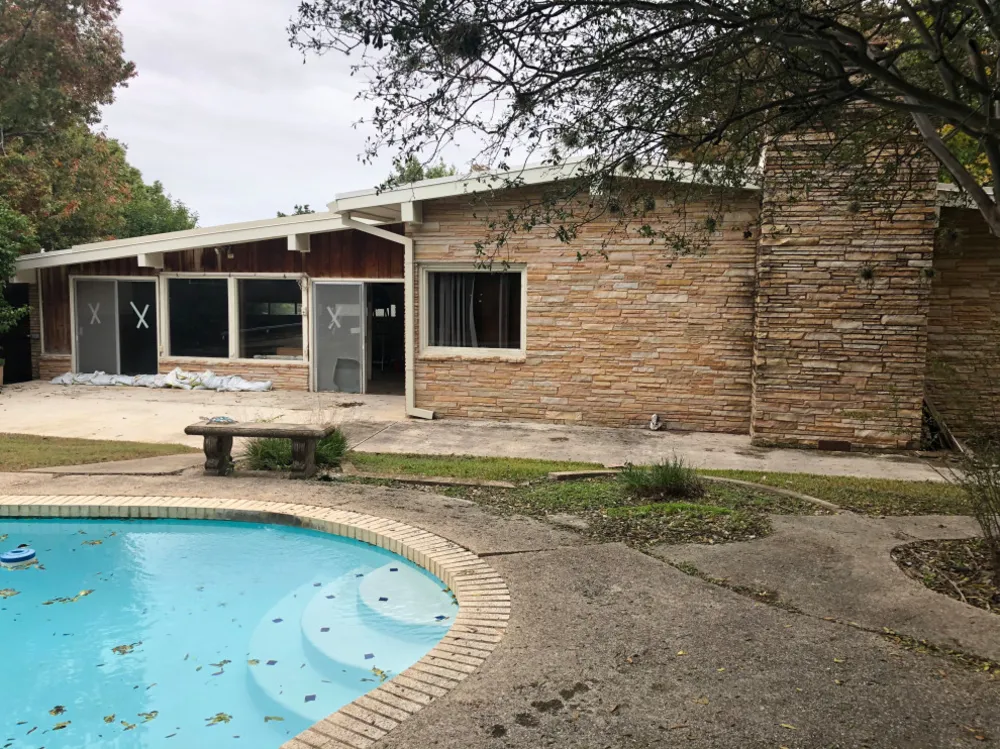 Wycieczka Servista: projektanci wymyślają na nowo dom w Teksasie z połowy stulecia