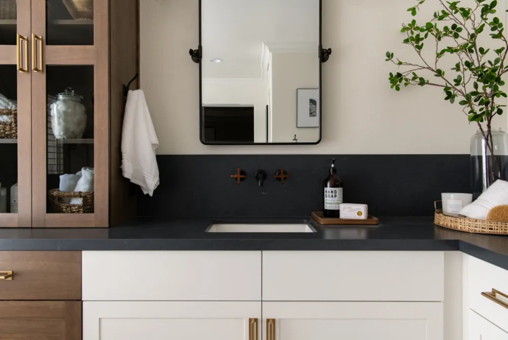 Kvartsbordplade inspireret af fedtstensdesign i ombygning af badeværelset