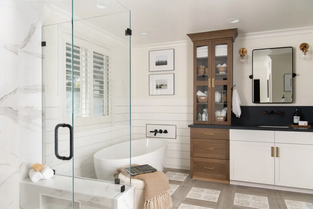 Shiplap accentvæg bag fritstående badekar i ombygning af badeværelse