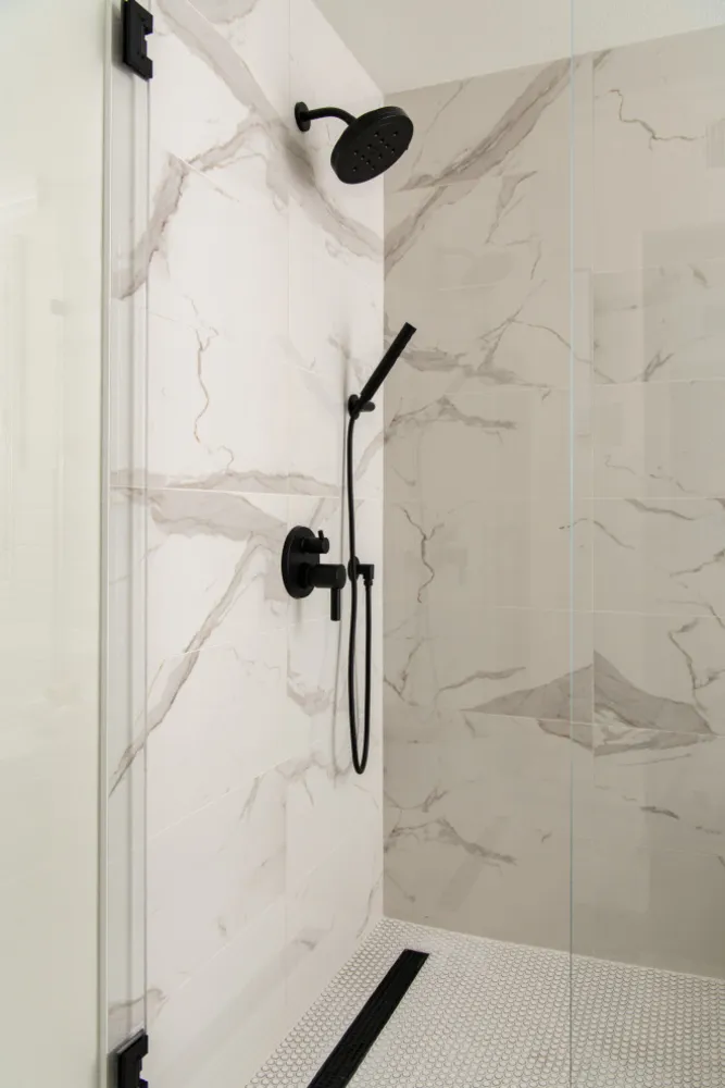 Porcelæns brusefliser med mat sorte armaturer